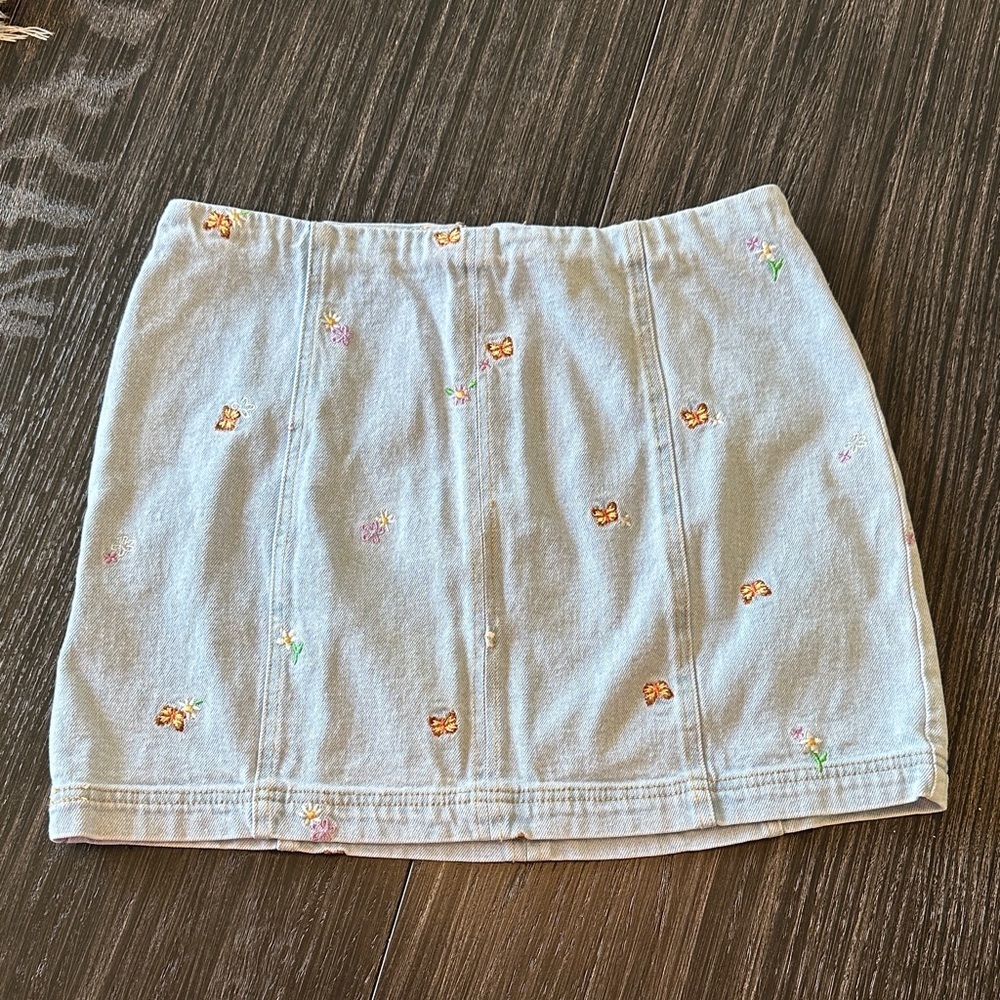 Tinseltown Zip Back Butterfly Flower Embroidered Light Blue Denim Skirt, Large